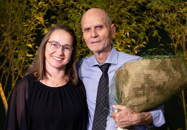 O coordenador da COREME do Hospital Cemil, Dr. Antonio Ruaro foi homenageado por sua dedicação na formação técnica e humana dos médicos especialistas